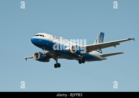 United Airlines Airbus A319 sul finale di avvicinamento per l'atterraggio. Foto Stock