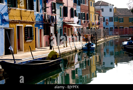 Burano, Italia la strada principale (Calle Galuppi) lungo il canale Foto Stock