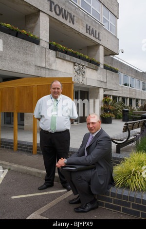 Un venditore si siede con un client al di fuori del Municipio di Crawley. Foto Stock