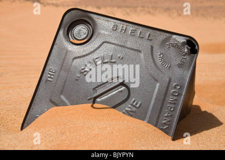 Arrugginendo metallo lattine di carburante con il logo della Shell left over di WW2 periodo abbandonato in Egitto e nel Deserto Occidentale, Sahara Foto Stock