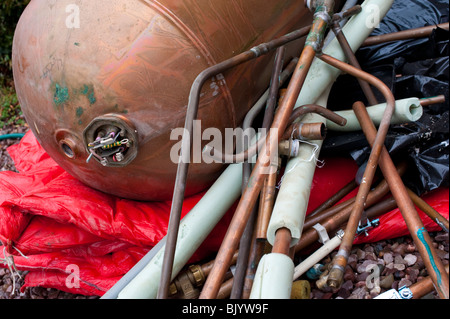 Tubi di scarto e acqua calda dal cilindro centrale caldaia di riscaldamento rottamazione Foto Stock