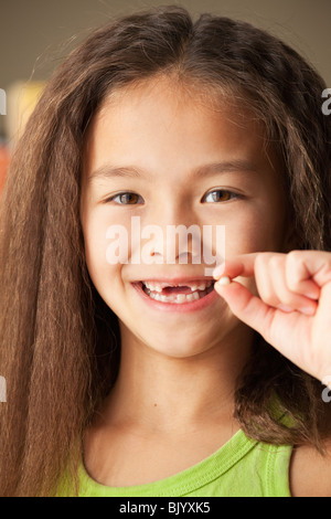 Razza mista ragazza con toothy Foto Stock