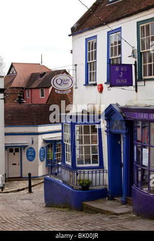 Strade strette e negozi intorno a Lymington quay sul bordo della foresta di nuovo in Inghilterra Foto Stock