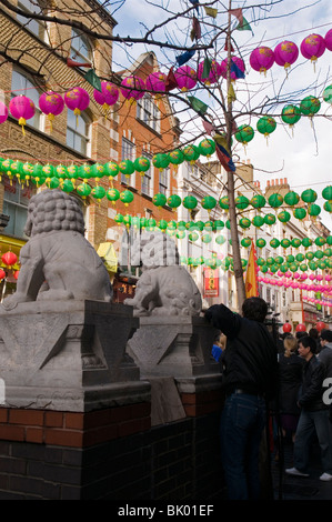 Lion statura di pietra in China Town, il Nuovo Anno Cinese Festival in Londra England Regno Unito 2010 Foto Stock