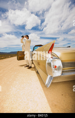 Viaggiatori solitari. utilizzando il binocolo Foto Stock