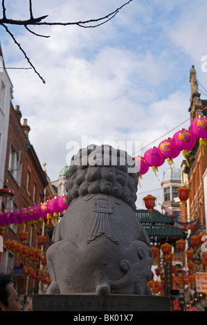 Lion statura di pietra in China Town, il Nuovo Anno Cinese Festival in Londra England Regno Unito 2010 Foto Stock