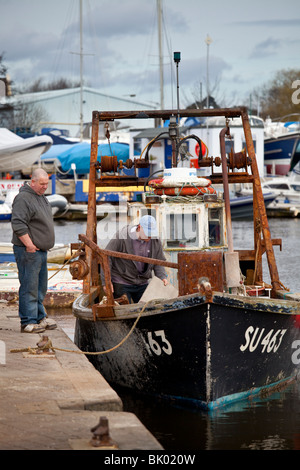 Fisherman preparare un stern-trawler / crostacei draga per inshore/lavoro costiera Foto Stock