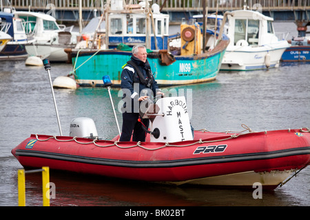 Lymington porto marina master nella nervatura gonfiabili barca. Foto Stock