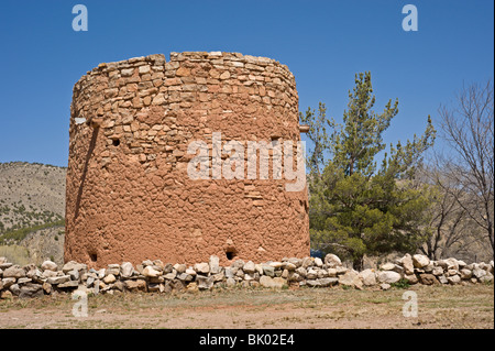 La adobe torreon si erge come un resto della contea di Lincoln Guerra e Billy the Kid's regnare nel selvaggio west town di Lincoln, NM. Foto Stock