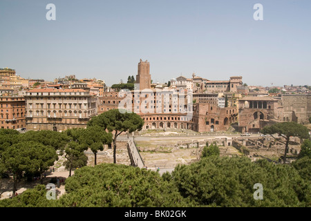 Italia, Roma, Vittorio Emanuele II Monumento a Piazza Venezia. Vista verso i mercati di Traiano Foto Stock