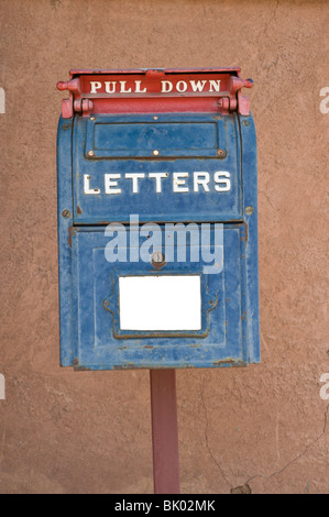 Un vecchio rosso, bianco e blu la casella di posta è sempre pronto ad accettare le Lettere che va inviato a Lincoln, Nuovo Messico. Foto Stock