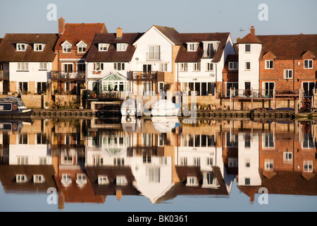 North Quay case riflettendo in Abingdon marina sul Tamigi appena a sud di Oxford Foto Stock