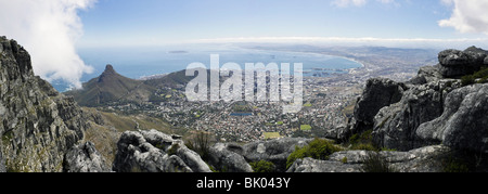 Lions Head, Signal Hill e la city bowl di Cape Town, Sud Africa, come visto dalla cima della montagna della tavola. Foto Stock