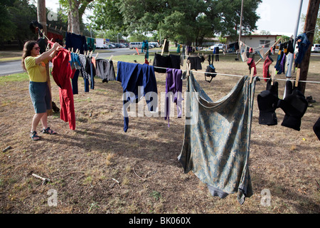 Donna appendere vestiti vecchi sulla linea di lavaggio Texas USA Foto Stock