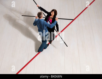 L uomo e la donna in bilico sulla sottile linea rossa Foto Stock