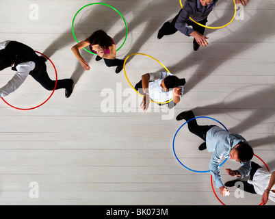 Gli uomini e le donne con hula hoops Foto Stock