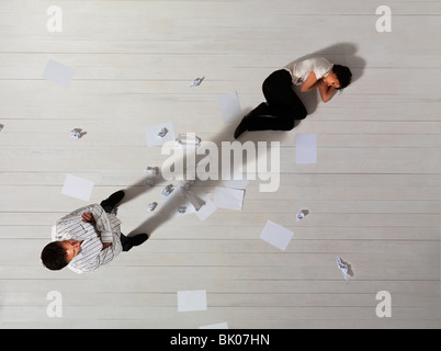 Business man standing su donna Foto Stock