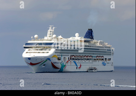 Navi da Crociera offerto in porto a Grand Cayman Isole dei Caraibi Georgetown Foto Stock