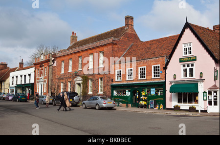 Il villaggio di Dedham High Street Essex Inghilterra Foto Stock