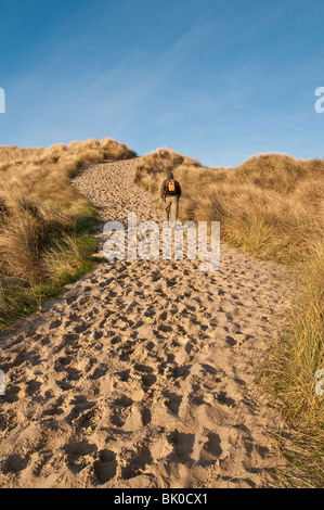 L'uomo escursioni sulle dune di sabbia spiaggia trail a Molo Sud Beach, Oregon Dunes National Recreation Area, Oregon Coast. Foto Stock