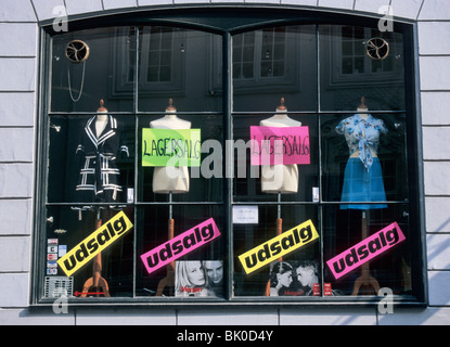 Vendita UDSALG segni nel negozio di abbigliamento Copenhagen DANIMARCA Foto Stock