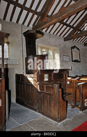 Tre-decker pulpito datato 1698. Chiesa di Sant'Antonio, Cartmel cadde. Parco Nazionale del Distretto dei Laghi, Cumbria, England, Regno Unito Foto Stock