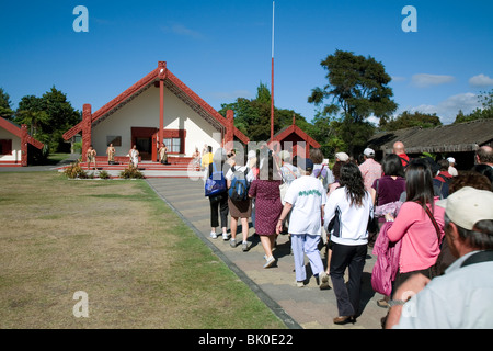 Testa di visitatori per Rotowhio Marae meeting house per un giorno culturale Maori prestazioni a Te Puia Nuova Zelanda Foto Stock