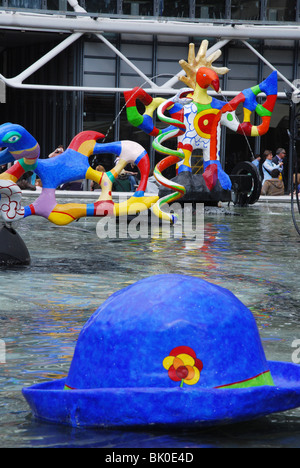 Colorato la fontana di Tinguely a Place Igor Stravinsky Parigi Francia Foto Stock