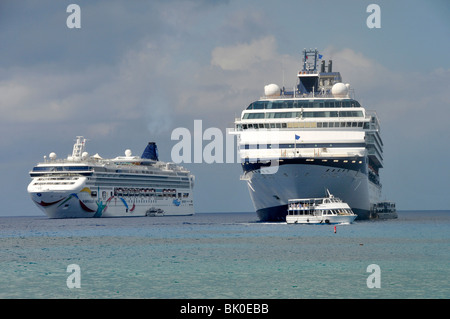 Navi da Crociera offerto in porto a Grand Cayman Isole dei Caraibi Georgetown Foto Stock