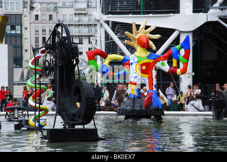 Colorato la fontana di Tinguely a Place Igor Stravinsky Parigi Francia Foto Stock