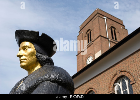 Leslie cubitt bevis della statua di sir Thomas More, con chelsea vecchia chiesa in background, a Chelsea, Londra, Inghilterra Foto Stock