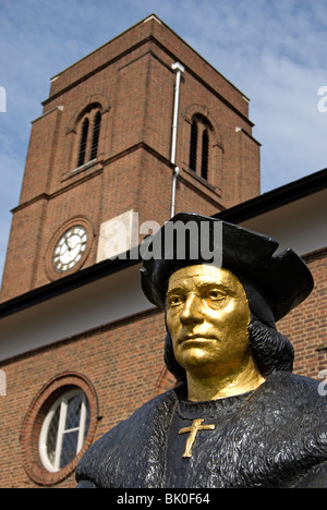 Leslie cubitt bevis della statua di sir Thomas More, con chelsea vecchia chiesa in background, a Chelsea, Londra Inghilterra Foto Stock