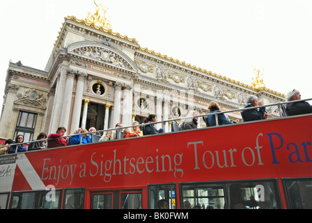 Aria aperta vista vedere autobus parcheggiato a Opera Parigi Francia Foto Stock