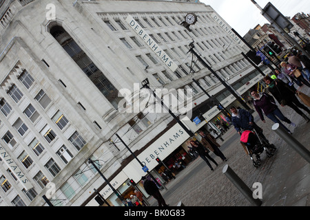 Aspetto angolato di Debenhams flagship store nel Market Street,pomeriggio gli acquirenti fuori e circa. Foto Stock