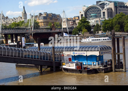 Festival molo presso il Tamigi da giorno con hungerford bridge e king cross station in background Foto Stock