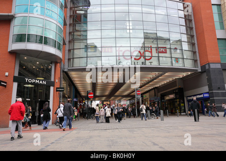 Gli acquirenti di occupato in Market Street nel centro/centro di Manchester è occupato dai negozi. Foto Stock