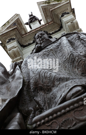 La scultura in bronzo di Queen Victoria in Piccadilly Gardens nel theCity di Manchester ha commissionato per celebrare il suo Giubileo di diamante. Foto Stock