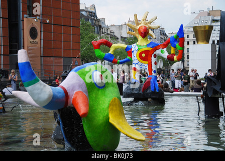 Colorato la fontana di Tinguely a Place Igor Stravinsky Parigi Francia Foto Stock