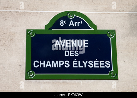 Avenue des Champs Elysees firmano a Parigi, Francia Foto Stock