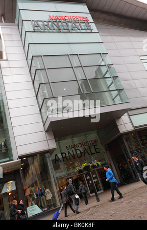 Uno dei molti punti di accesso al Manchester Arndale Shopping Mall. Foto Stock