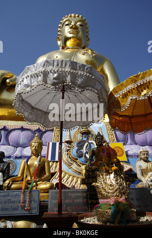 Un oro gigante Buddha a Sop Ruak, Il Triangolo d'oro, dal Mekong nella Tailandia del Nord Foto Stock