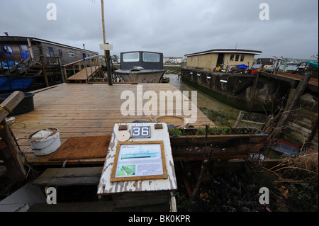 Case galleggianti sulle rive del fiume Adur a Shoreham-da-mare WEST SUSSEX REGNO UNITO Foto Stock