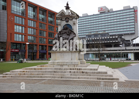 Un seduto Queen Victoria in bronzo per celebrare il suo Giubileo di diamante,scolpito da Edward Onslow Ford,inaugurato nel 1901. Foto Stock