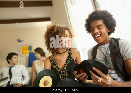Coppia in cerca di dischi in vinile Foto Stock