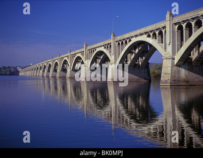 Archi in cemento del ponte Columbia-Wrightsville riflettente nel fiume Susquehanna vicino Wrightsville, Pennsylvania, STATI UNITI D'AMERICA Foto Stock