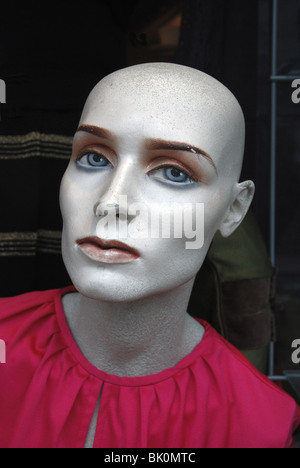 Testa calva manichino in una carità vetrina. Foto Stock