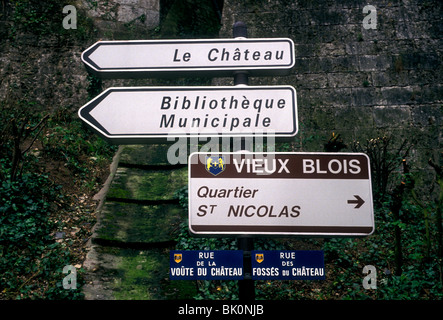 Segnaletica direzionale nella città di Blois nella Valle della Loira nella regione del Centro Europa Francia Foto Stock
