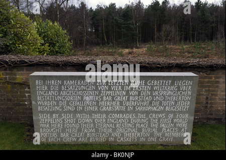 Memoriale di ucciso la Prima Guerra Mondiale zeppelin equipaggi, il cimitero militare tedesco sul Cannock Chase, Staffordshire, Inghilterra. Foto Stock