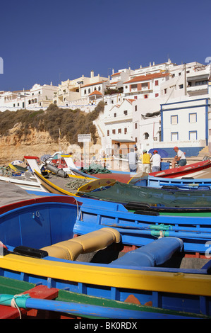 Praia do Carvoeiro Spiaggia dei pescatori nella soleggiata Algarve, Portogallo Foto Stock