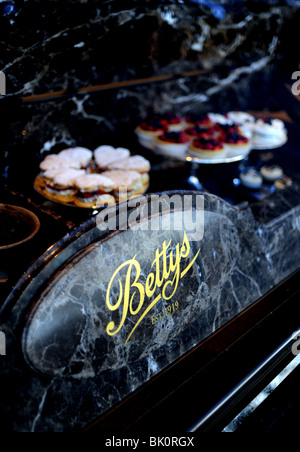 Il famoso Bettys Cafe sale da tè in Harrogate Yorkshire Regno Unito Foto Stock